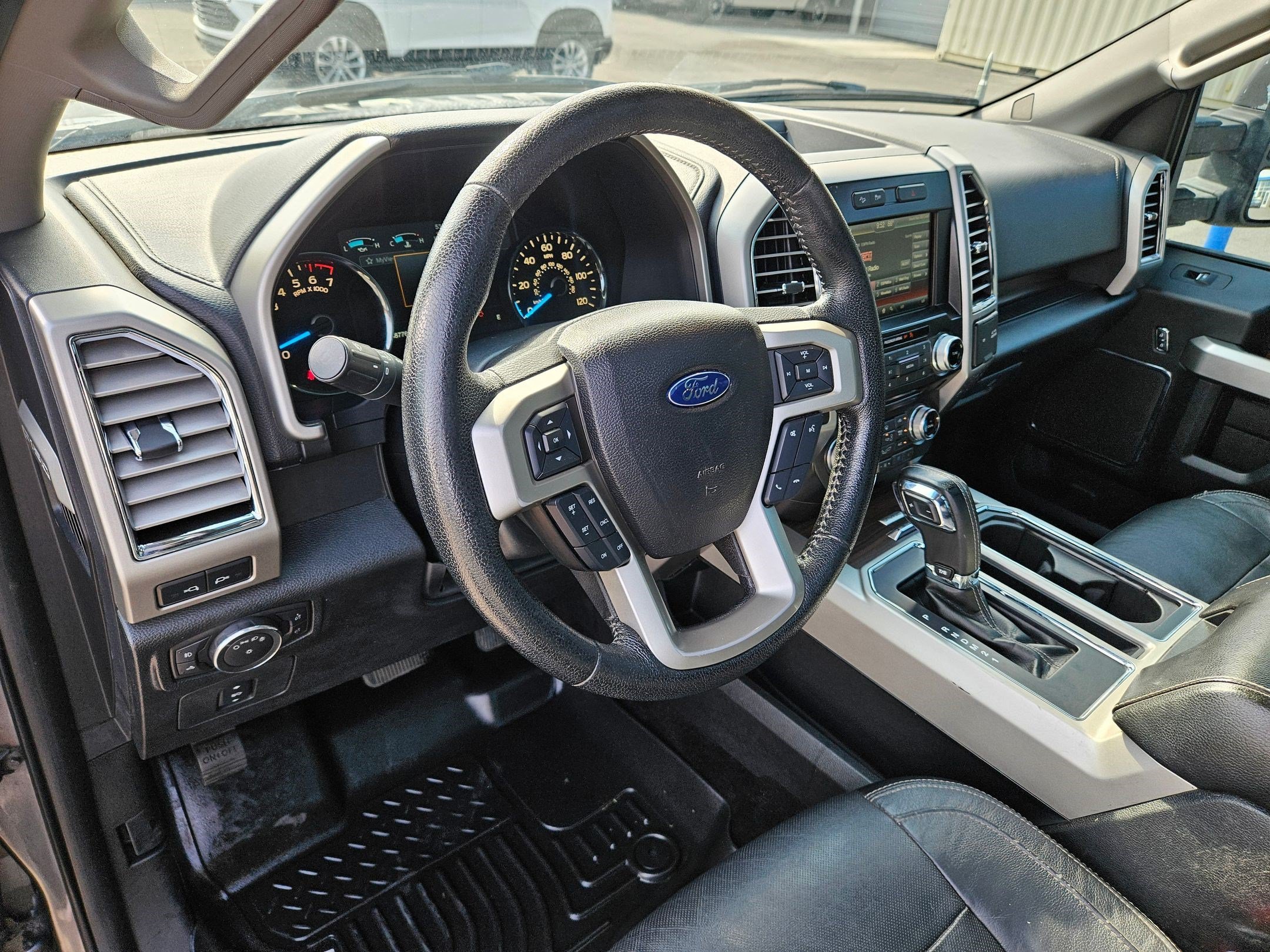 Used 2015 Magnetic Metallic Ford Lariat image 14