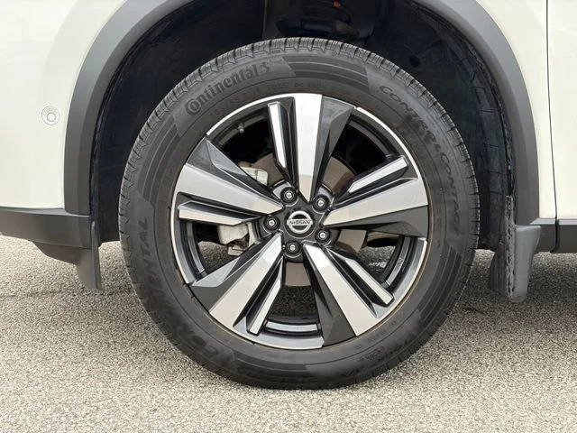 Used 2021 White Nissan Platinum image 32
