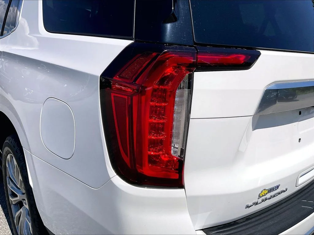 Used 2022 White Frost Tricoat GMC Denali image 33
