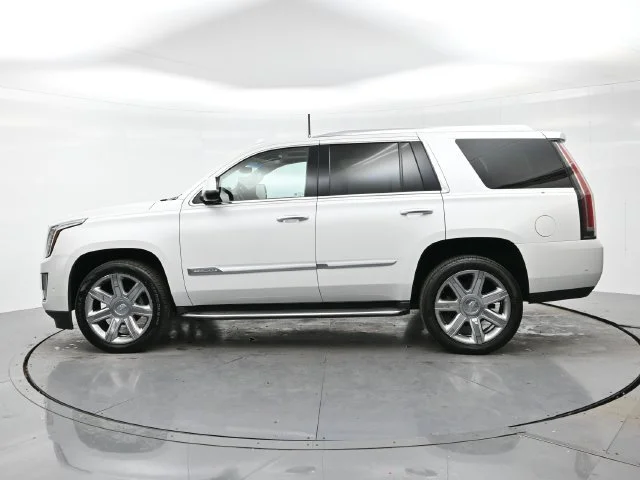 Used 2018 CRYSTAL WHITE TRICOAT Cadillac Luxury image 4