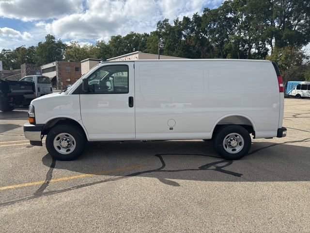 New 2025 Summit White Chevrolet WT image 2