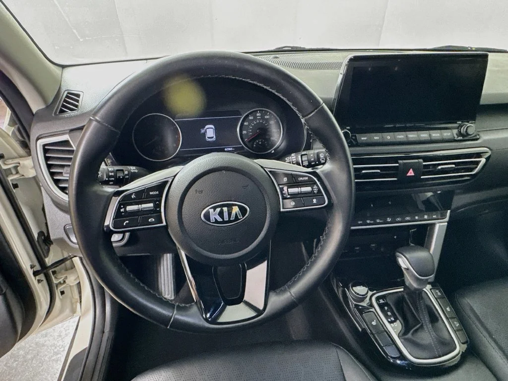 Used 2021 White Kia SX image 11