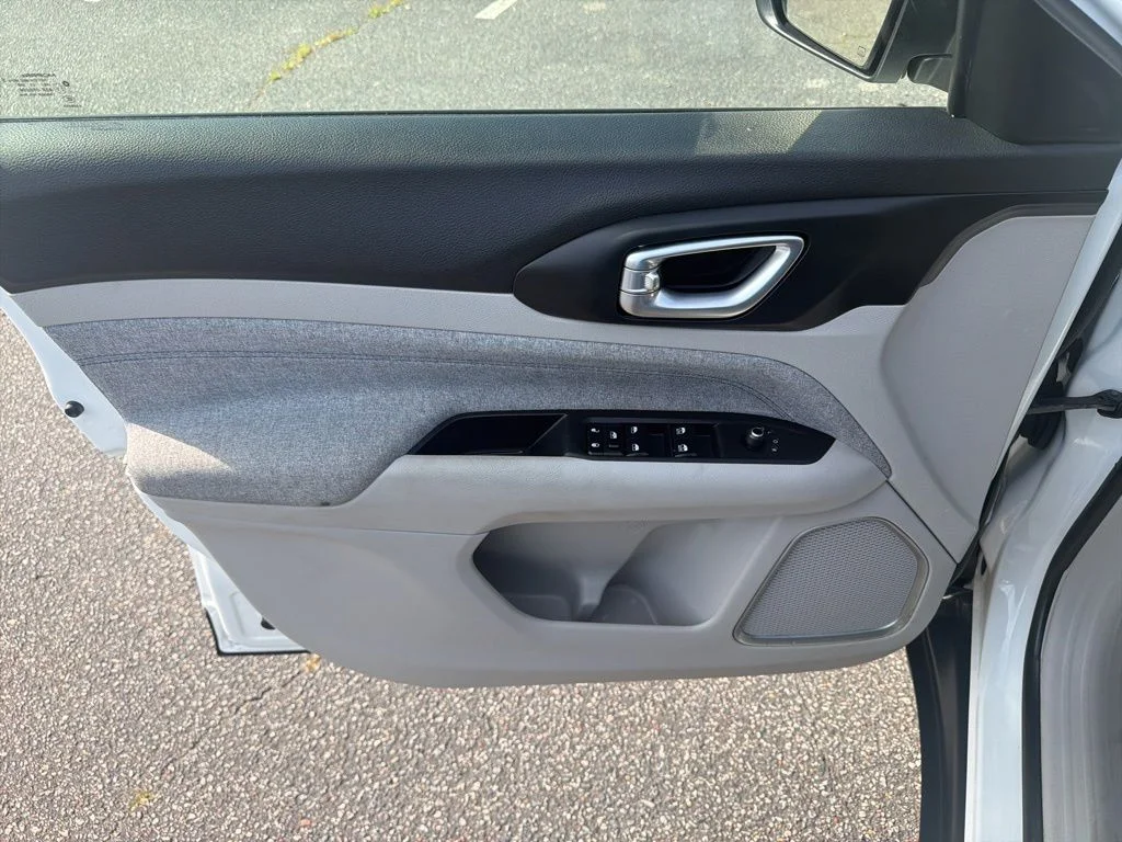Used 2024 White/off-white Jeep Latitude image 12