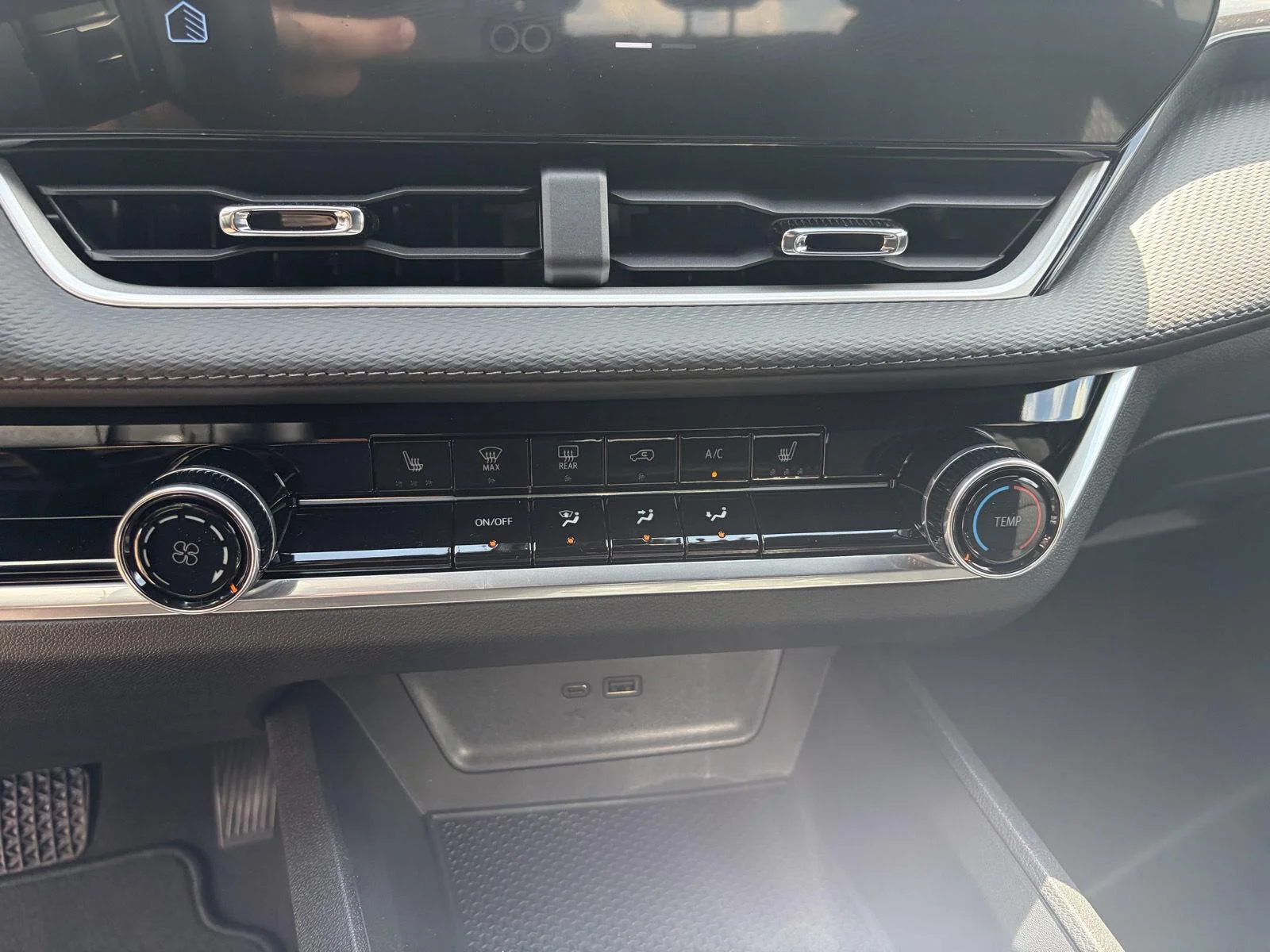 2027 Chevrolet Equinox LT - Photo 13
