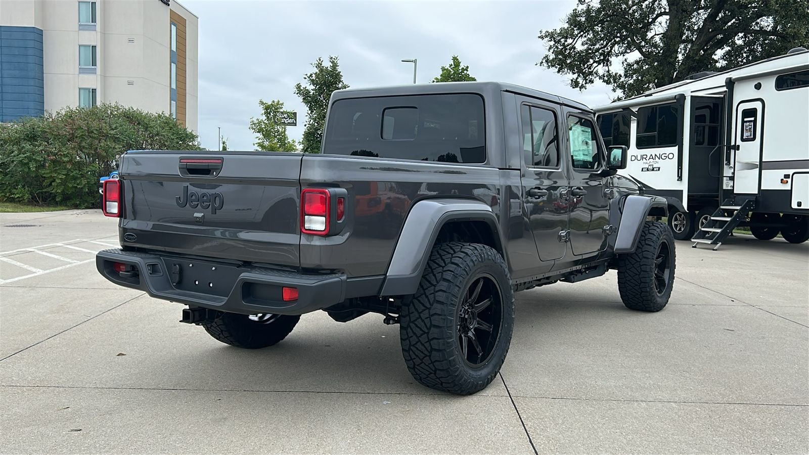 New 2026 Granite Crystal Metallic Clear-Coat Exterior Paint Jeep Sahara image 4