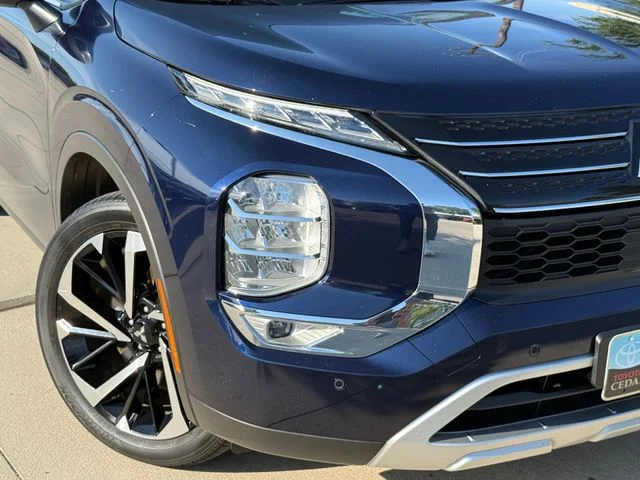 Used 2024 Blue Mitsubishi SE image 3