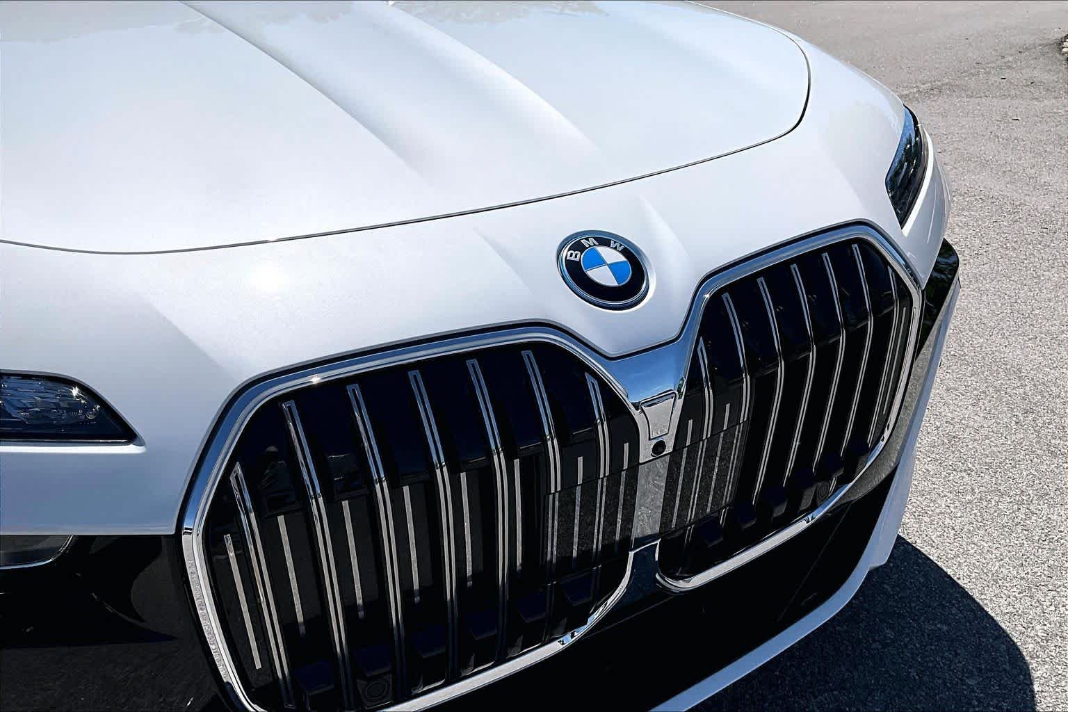 2025 BMW 7 Series 750e - Photo 31