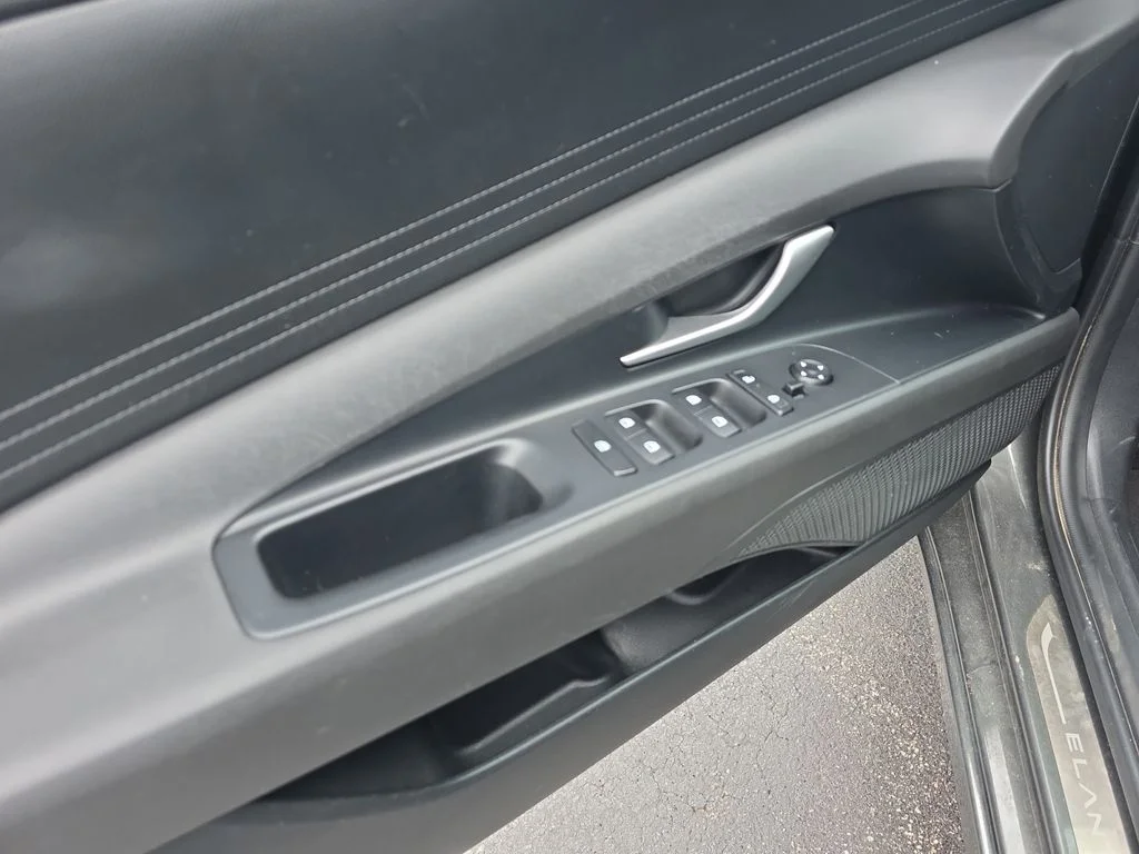 Used 2024 Amazon Gray Hyundai SE image 20