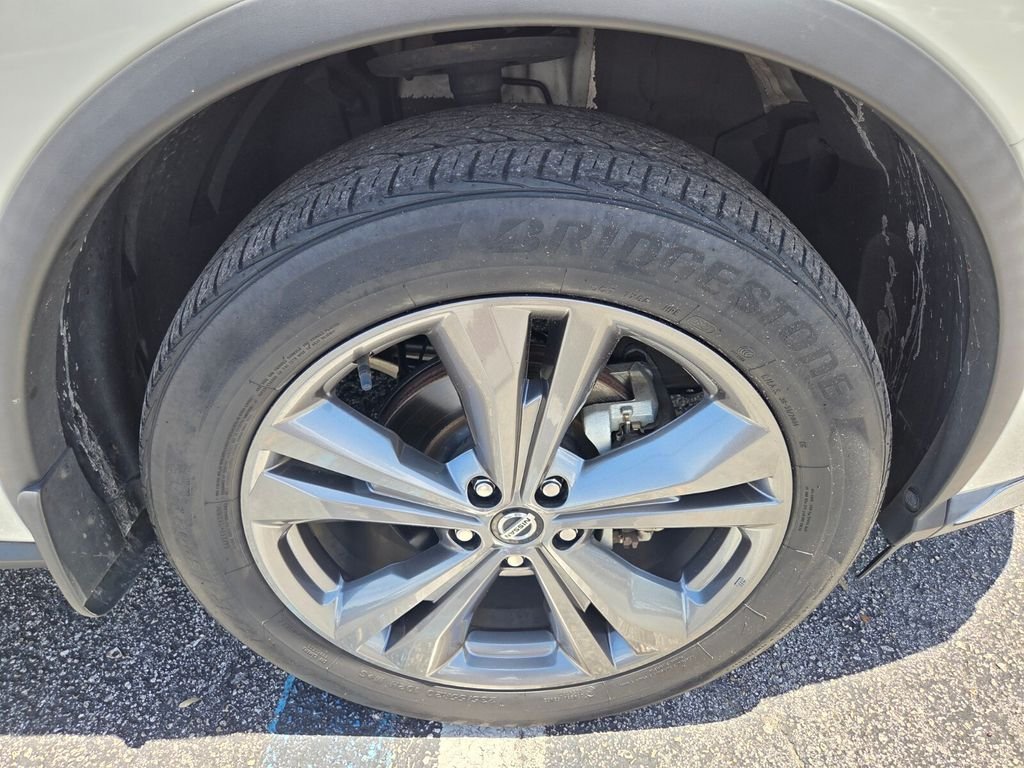 Used 2021 White Nissan Platinum image 21