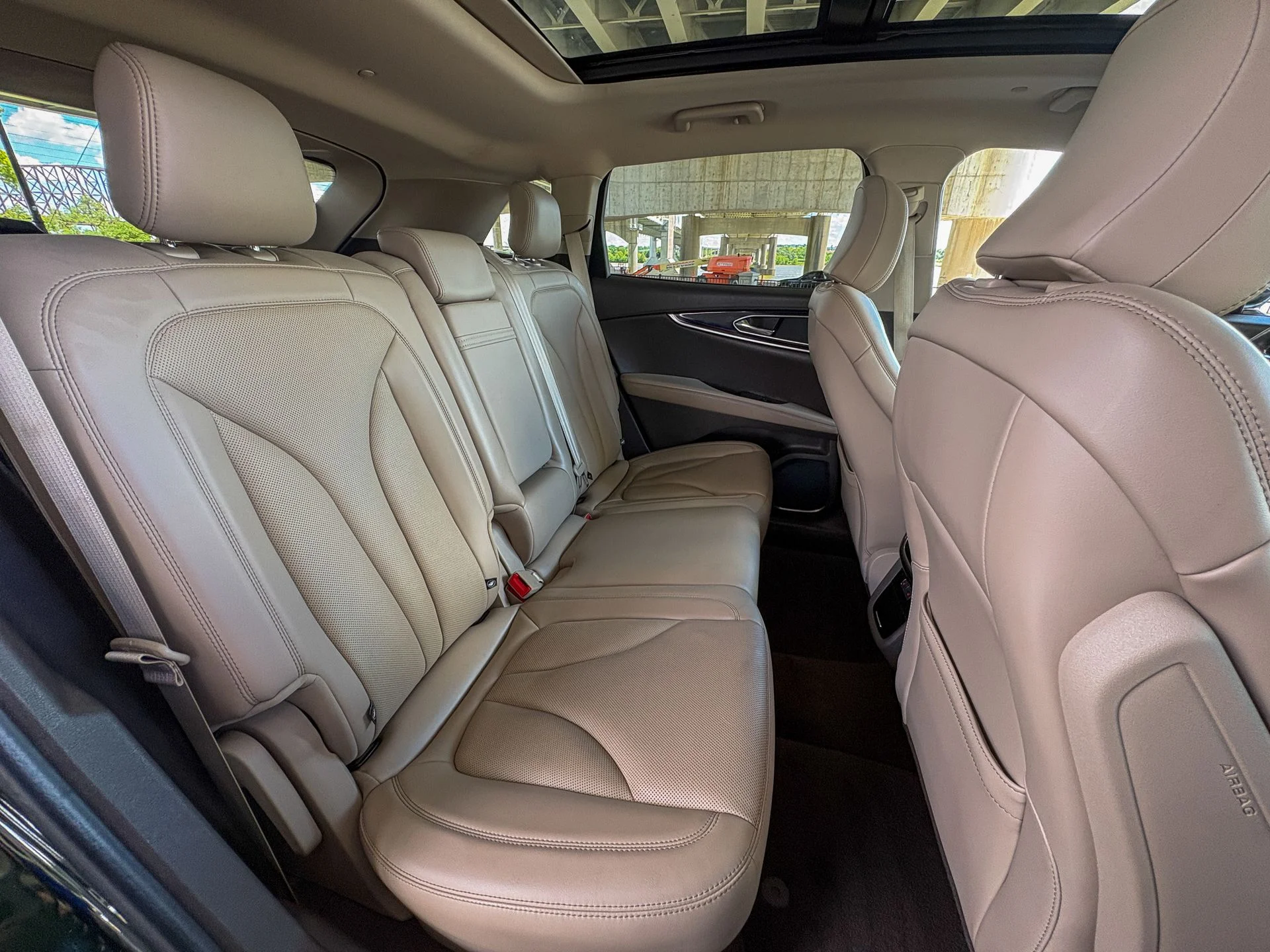 Used 2021 Green Lincoln Reserve image 25