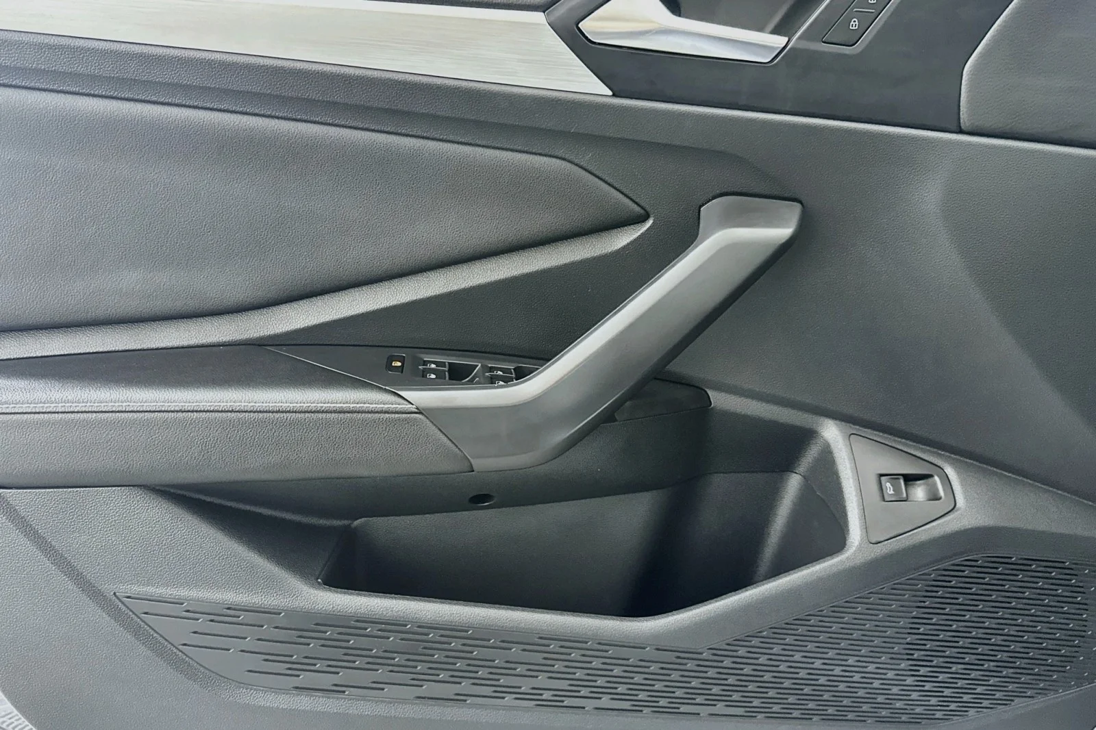 Used 2025 Platinum Gray Metallic Volkswagen S image 21