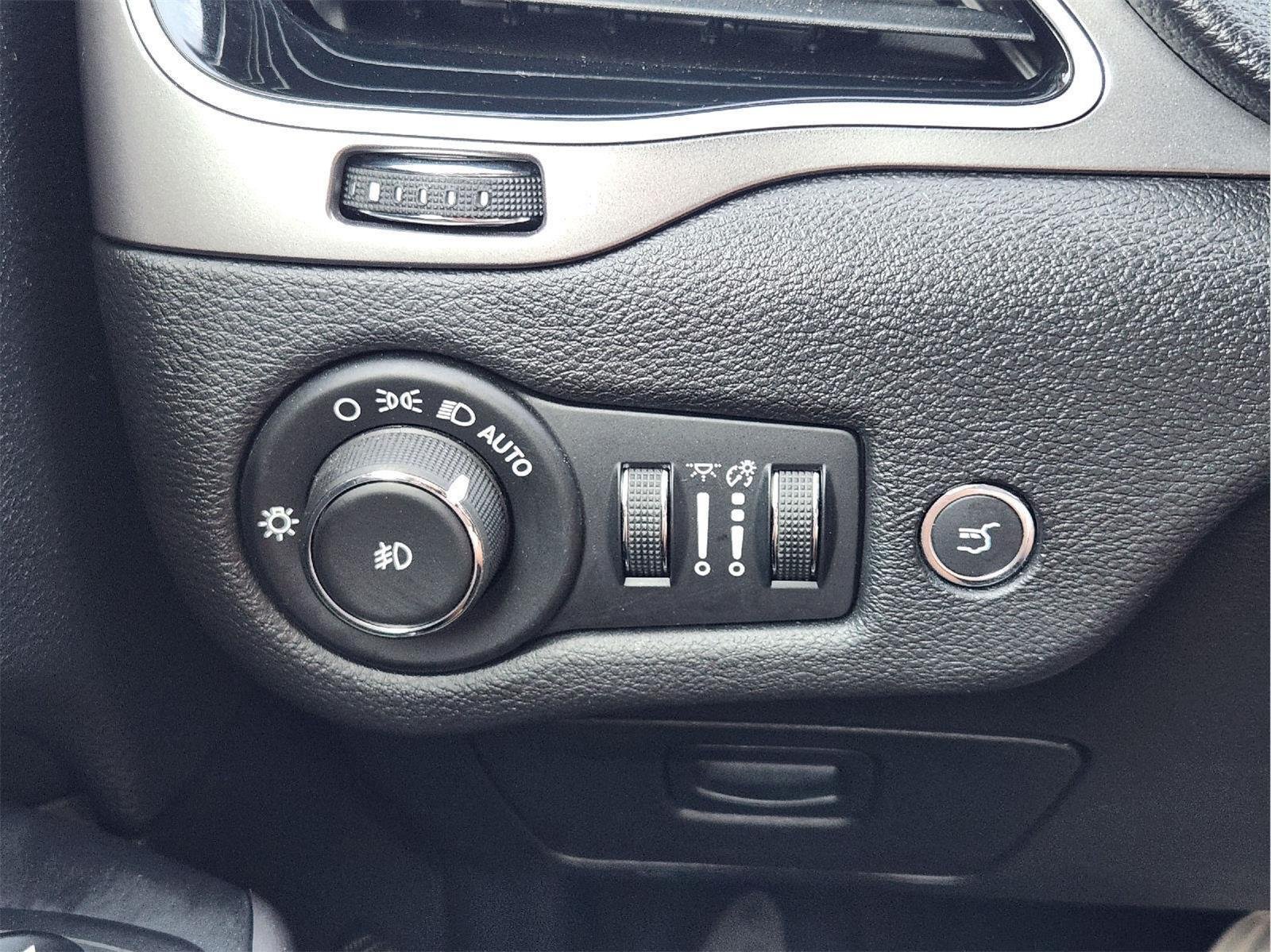 Used 2019 Diamond Black Crystal Pearlcoat Jeep Limited image 22