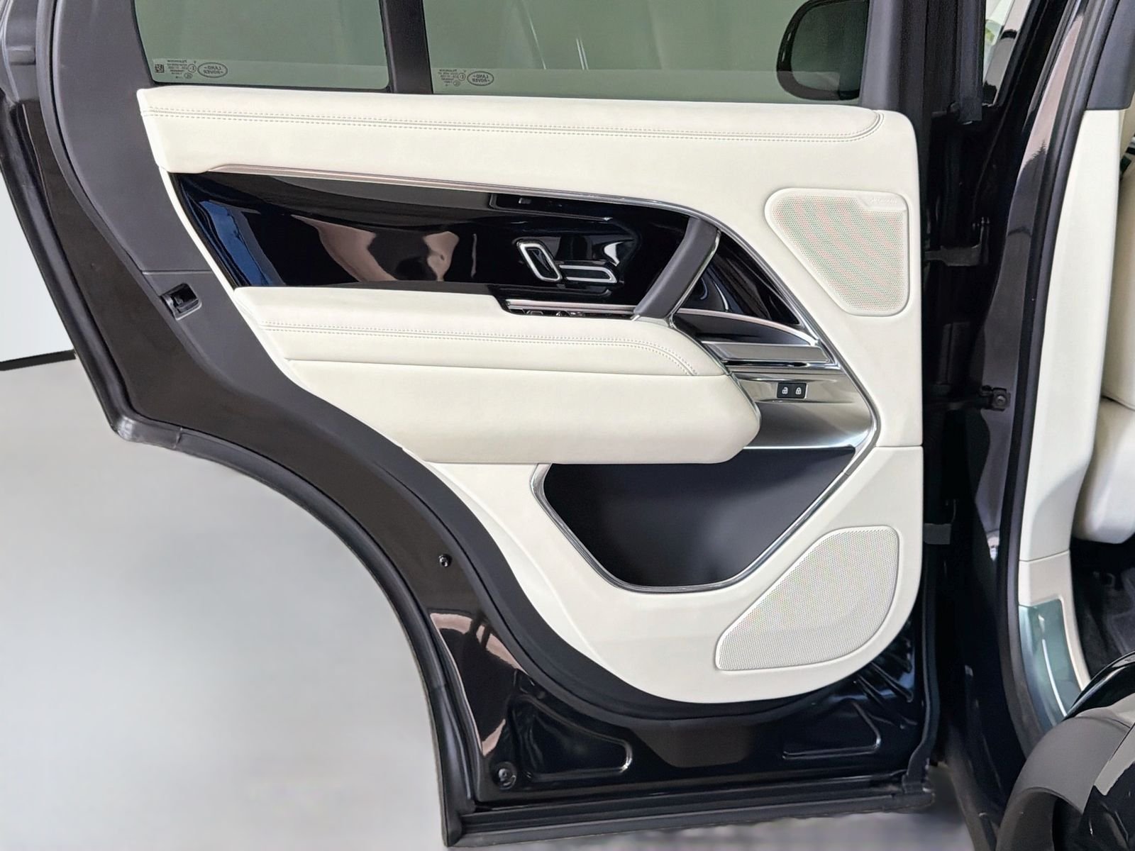New 2026 Santorini Black LAND ROVER SE image 26