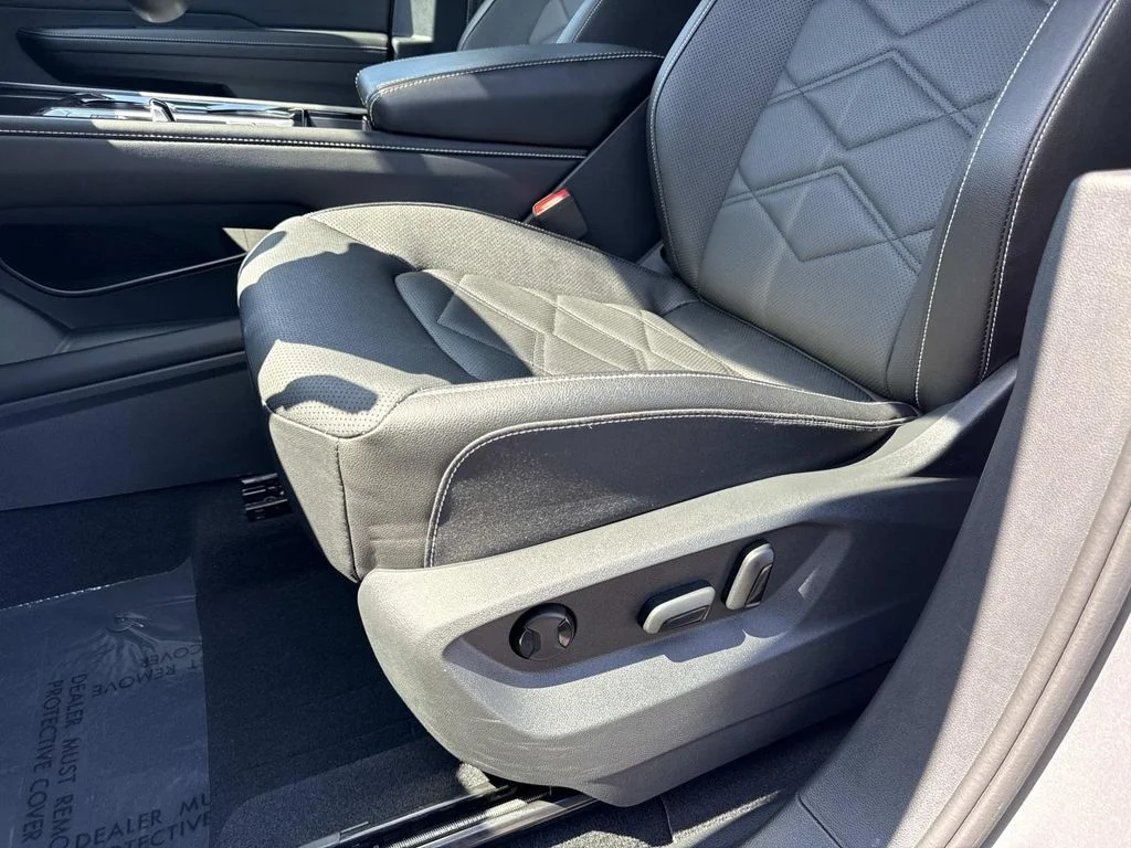 Used 2025  Volkswagen 2.0T SE w/Technology image 22