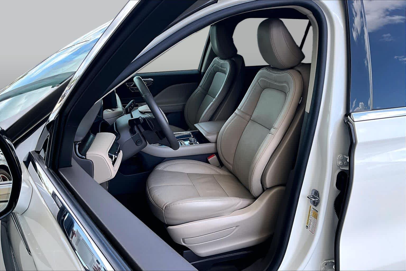 Used 2023 Pristine White Metallic Tri-Coat Lincoln Reserve image 8