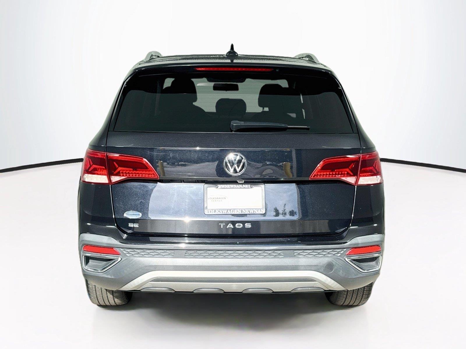 Used 2022 Deep Black Pearl Volkswagen SE image 5
