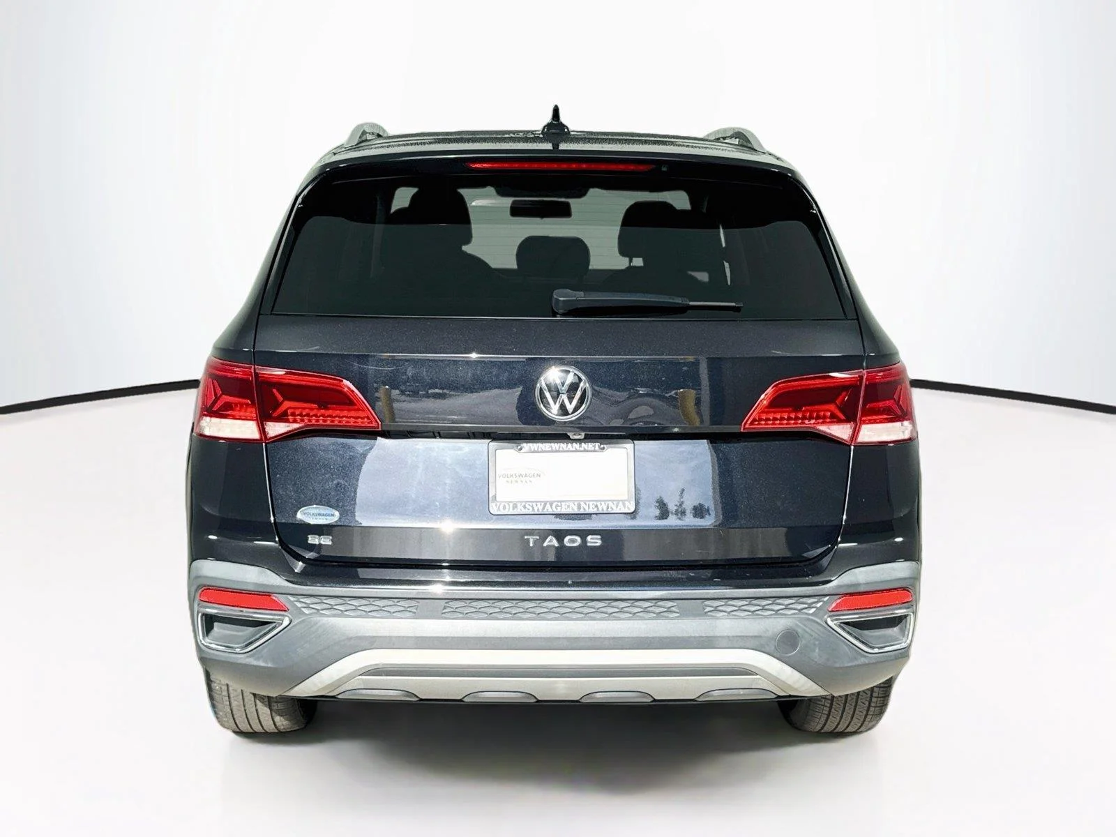 Used 2022 Deep Black Pearl Volkswagen SE image 5