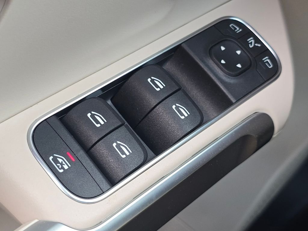 New 2026 Polar White Mercedes-Benz GLB 250 image 26