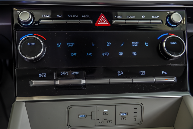 2025 Hyundai Santa Fe SEL - Photo 17