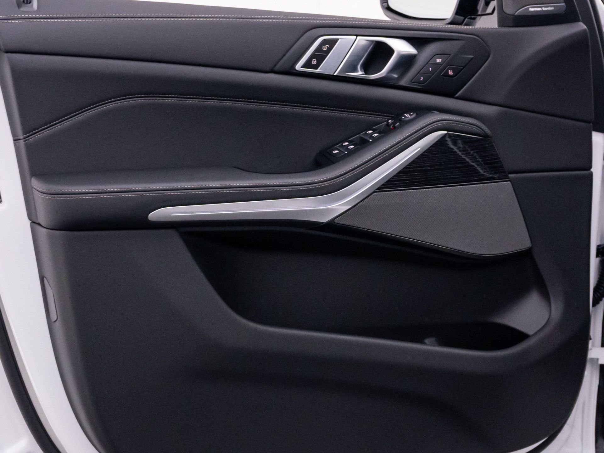 New 2026 Mineral White Metallic BMW xDrive40i image 14
