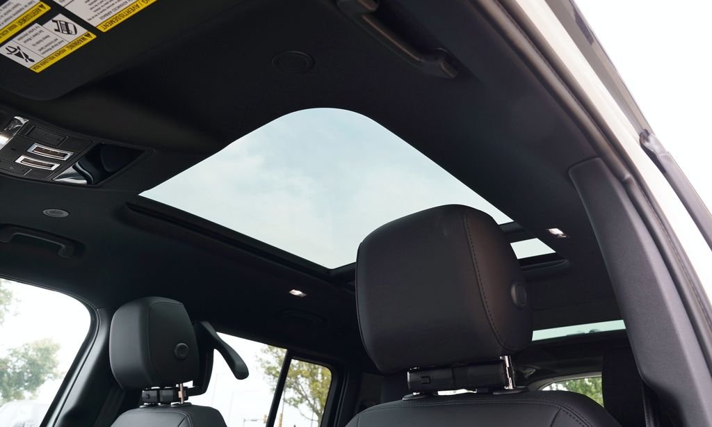 New 2026 Fuji White Land Rover X-Dynamic SE image 13