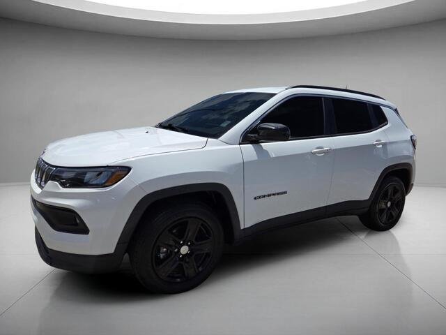 Used 2022 Bright White Clearcoat Jeep Latitude image 9
