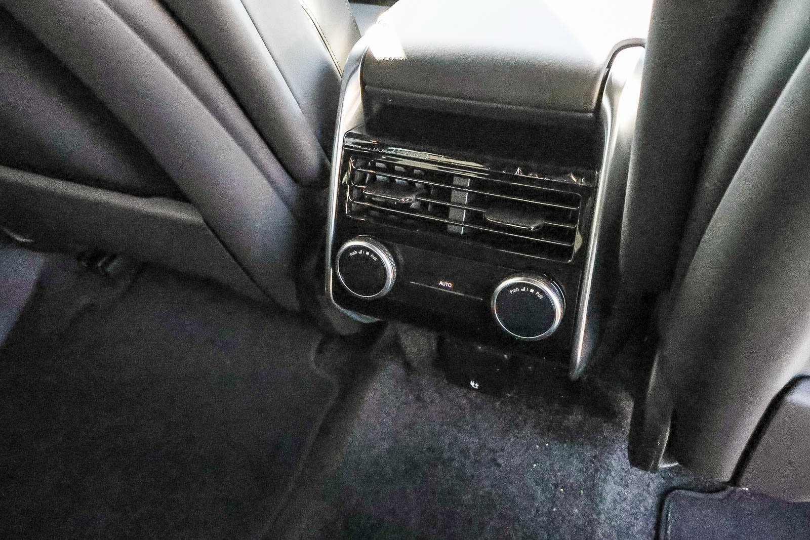 New 2026 Eiger Grey Land Rover SE image 17