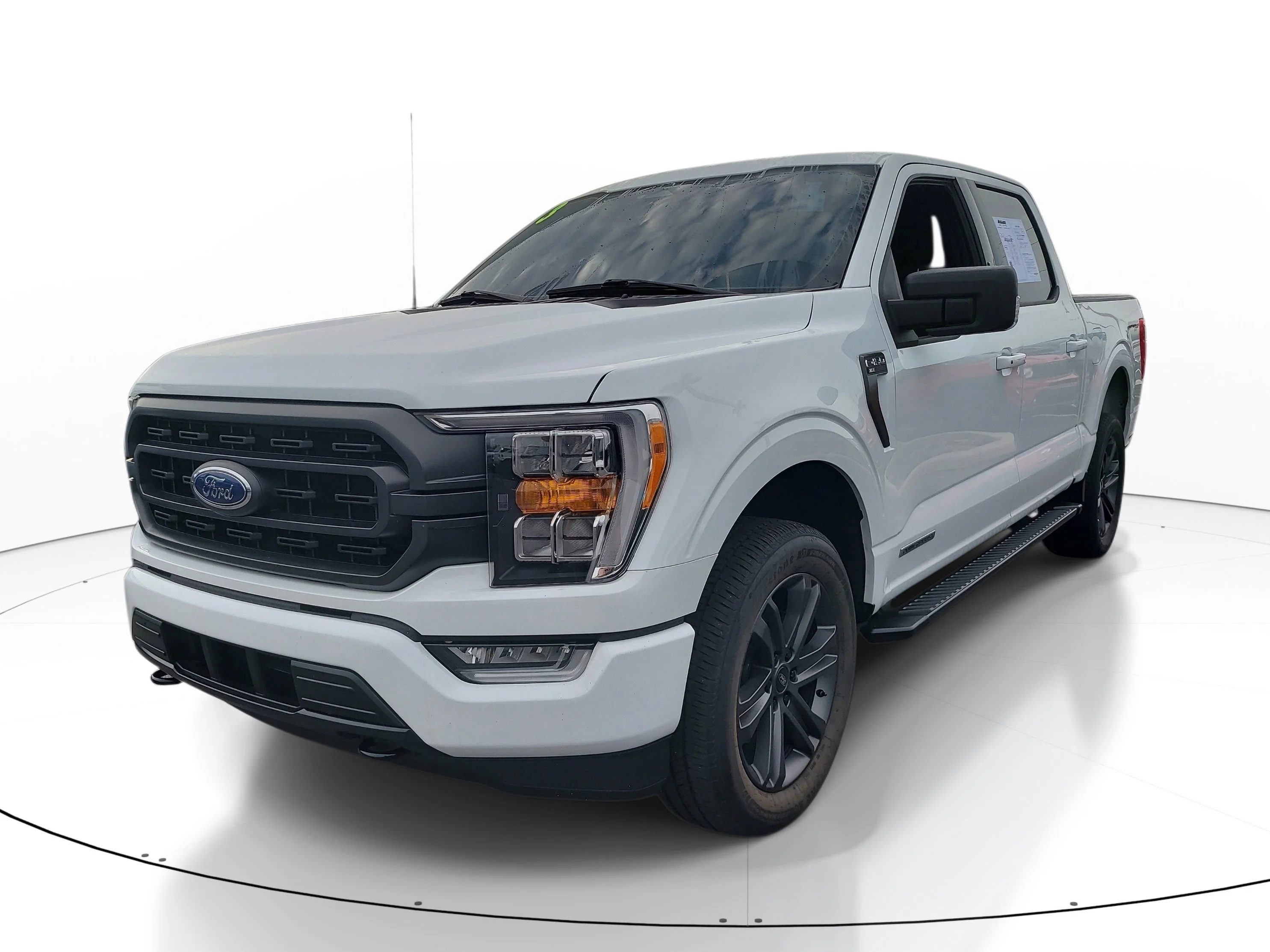 Used 2023 Oxford White Ford XLT image 3