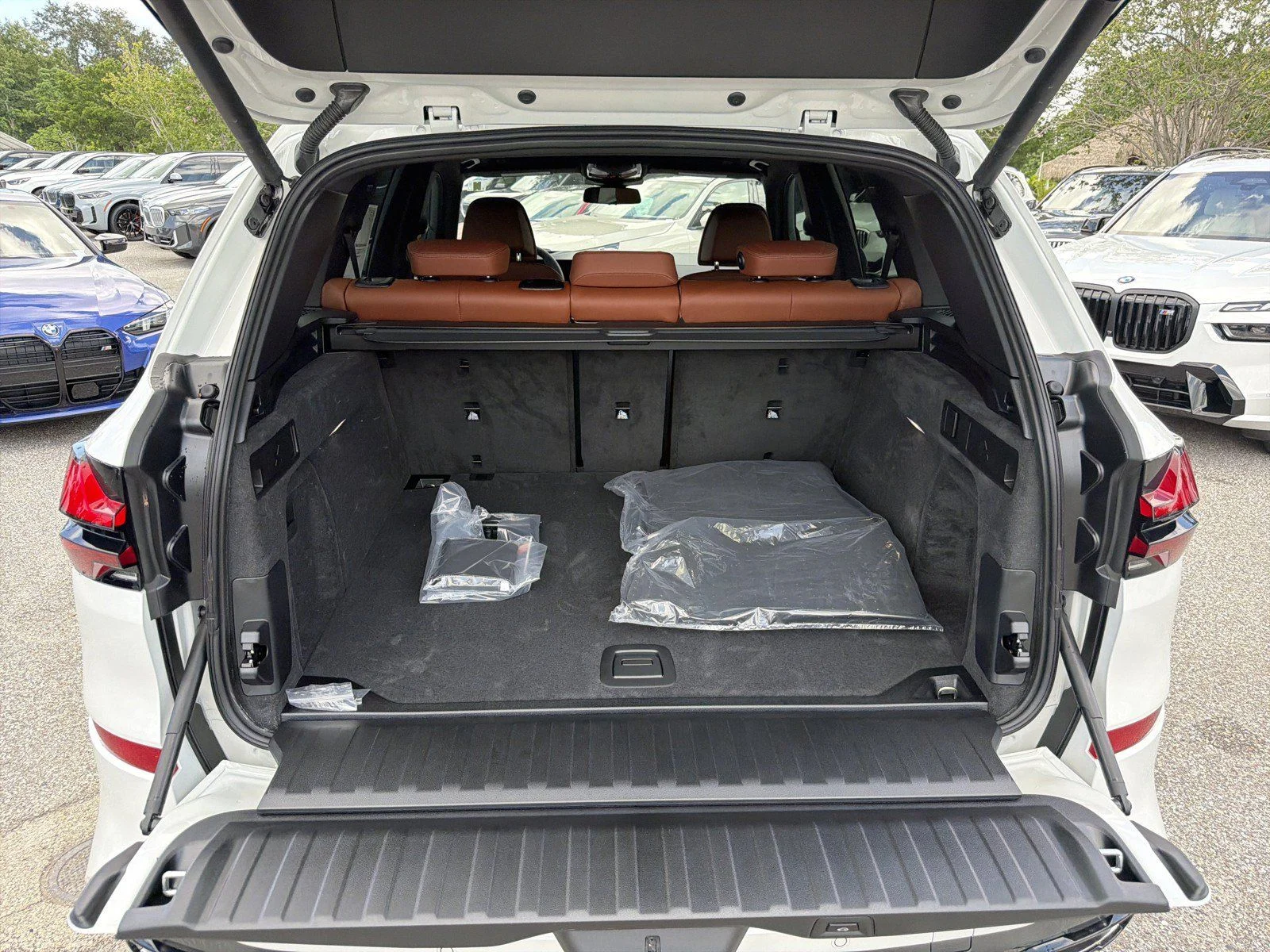 New 2026 Mineral White Metallic BMW xDrive40i image 12