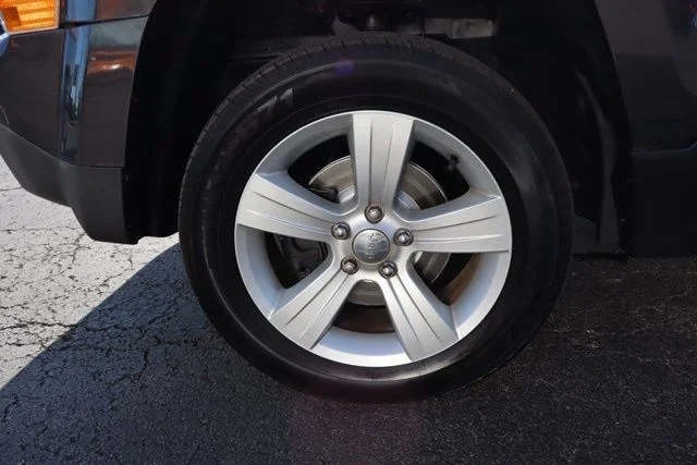 Used 2014 Granite Crystal Clearcoat Metallic Jeep Latitude image 37