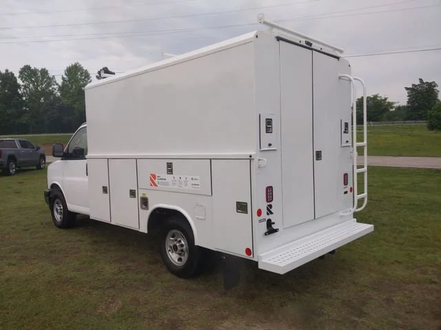 New 2025 Summit White GMC 1WT image 13