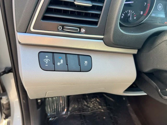 Used 2018 Silver Hyundai Value Edition image 13