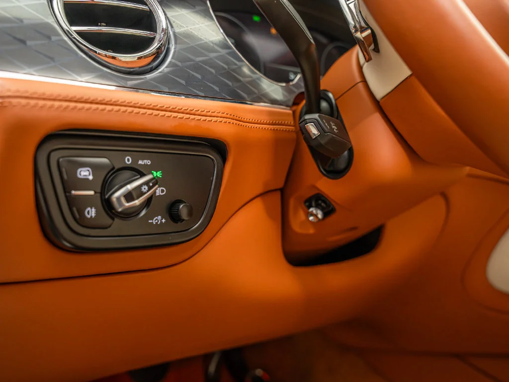 Used 2022 White Bentley V8 image 27