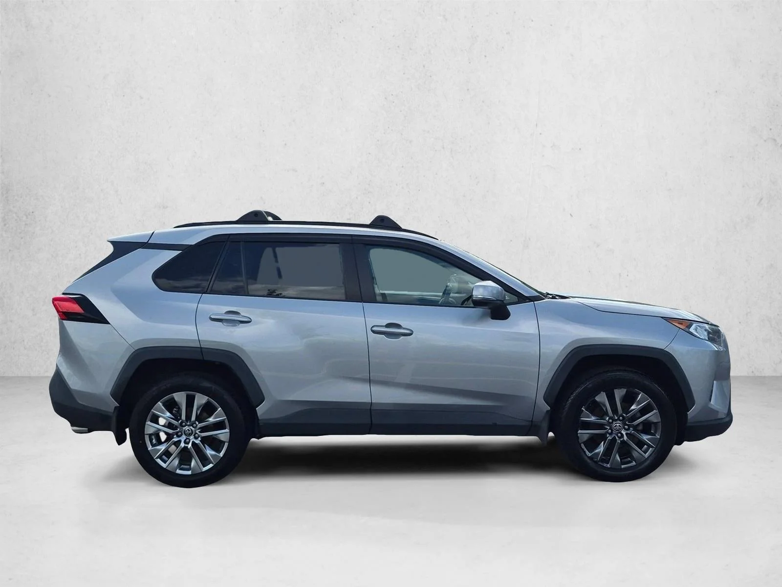 Used 2021 Silver Sky Metallic Toyota XLE Premium image 4