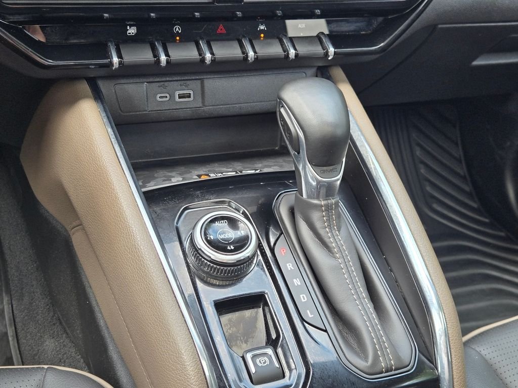 Used 2024 White GMC Denali image 31