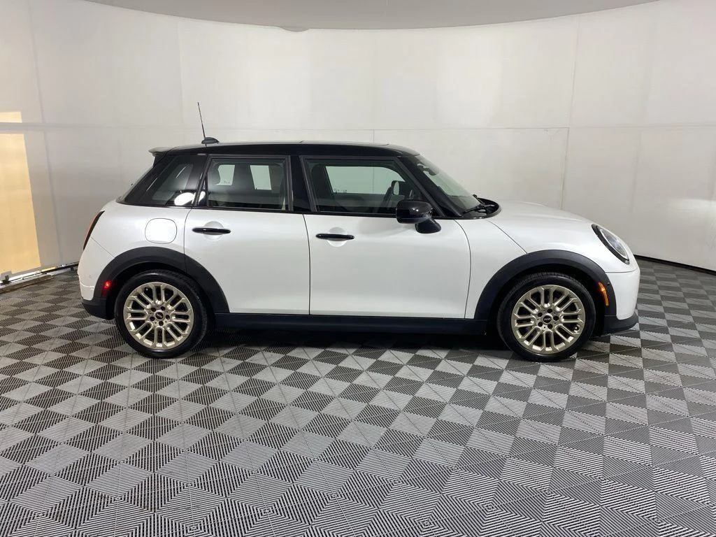 Used 2025 White Metallic MINI Signature Plus image 3
