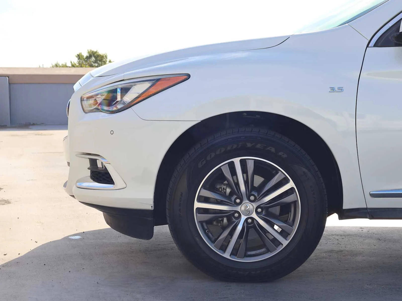 Certified Used 2019 Majestic White INFINITI LUXE image 8