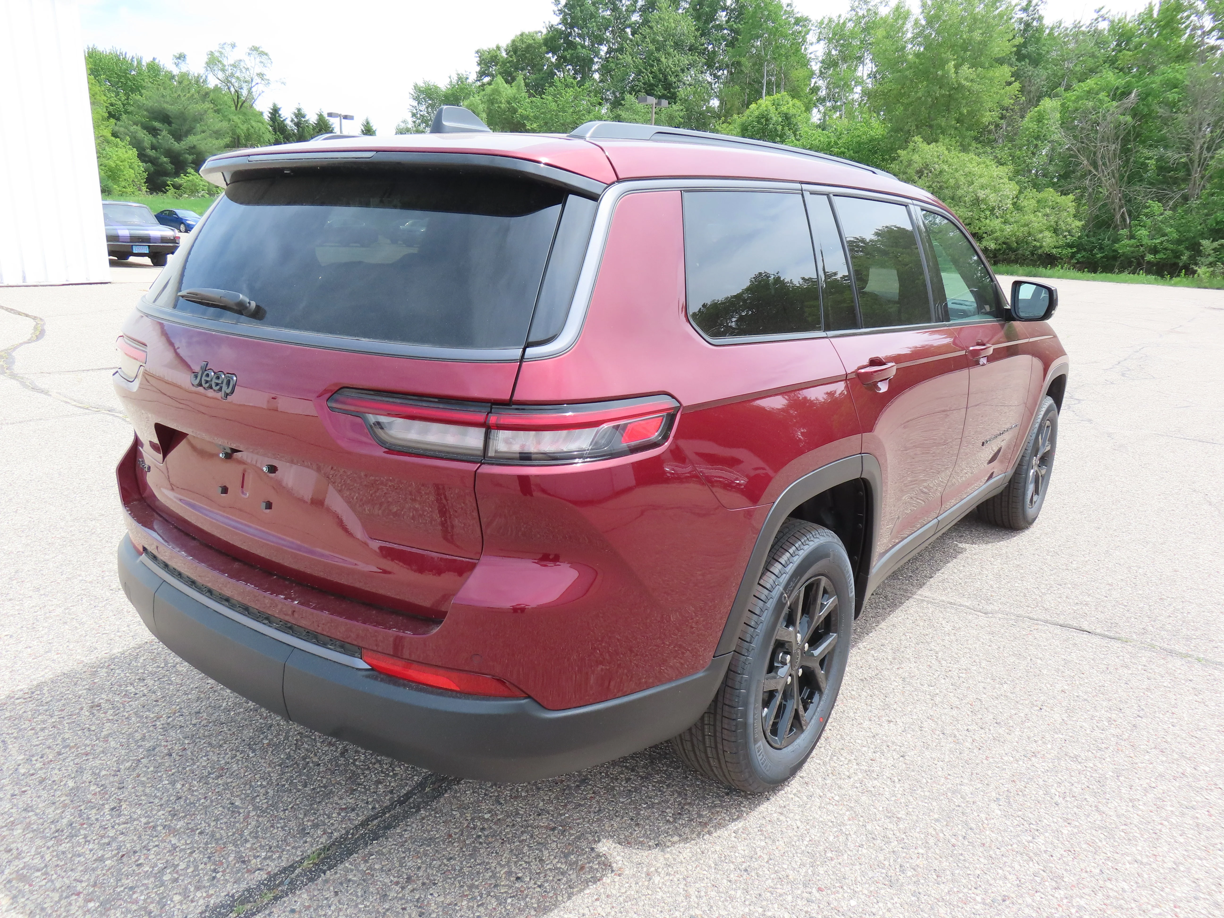 New 2026 Velvet Red Pearl-Coat Exterior Paint Jeep Laredo Altitude image 4