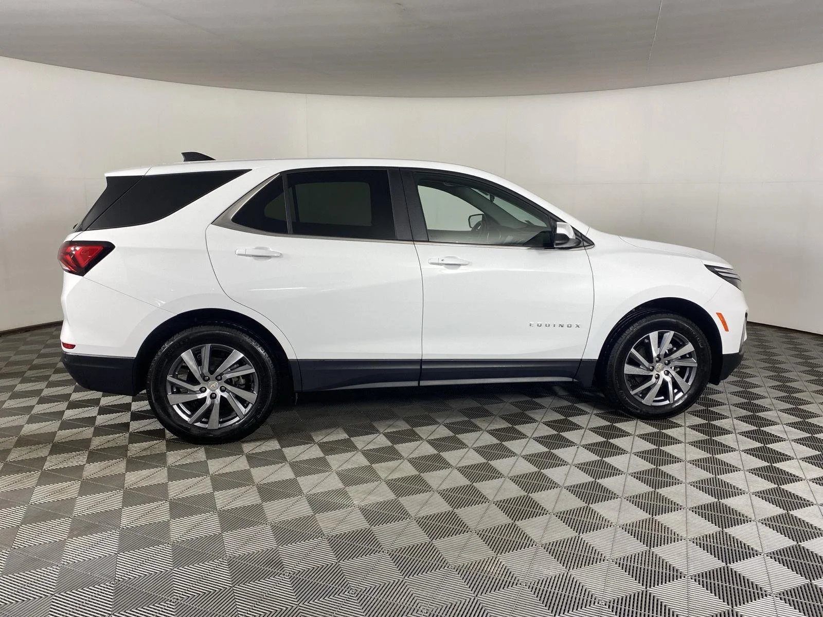 Used 2024 Summit White Chevrolet LT image 8