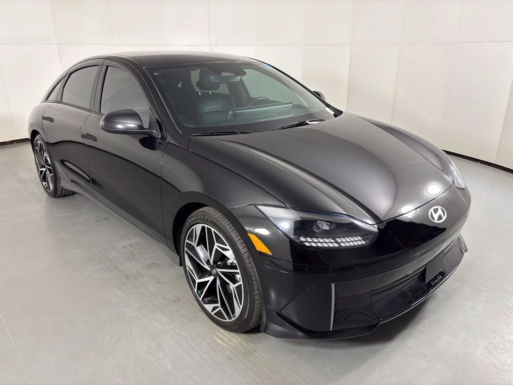 Used 2023 Black Hyundai SEL image 2