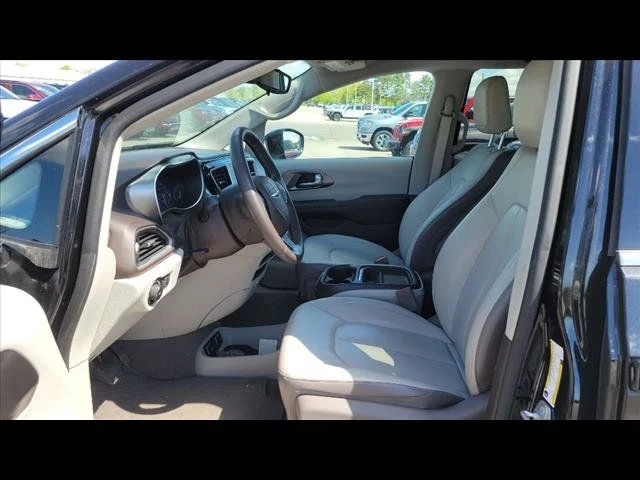 Used 2017 Black Chrysler Touring L image 5