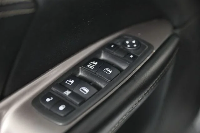 Used 2018 Silver Dodge Crossroad image 12
