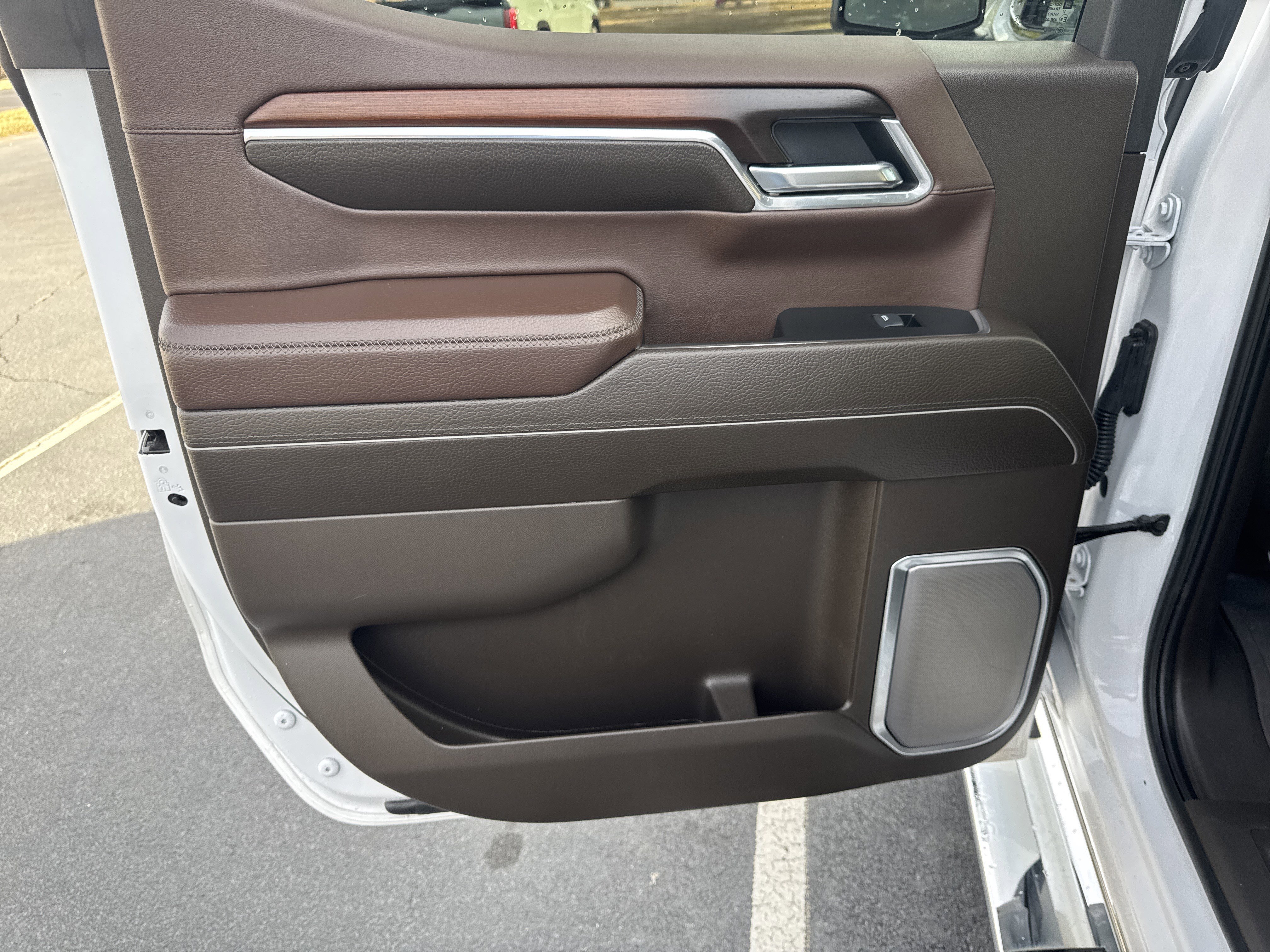 Used 2025 White Frost Tricoat GMC Denali image 27