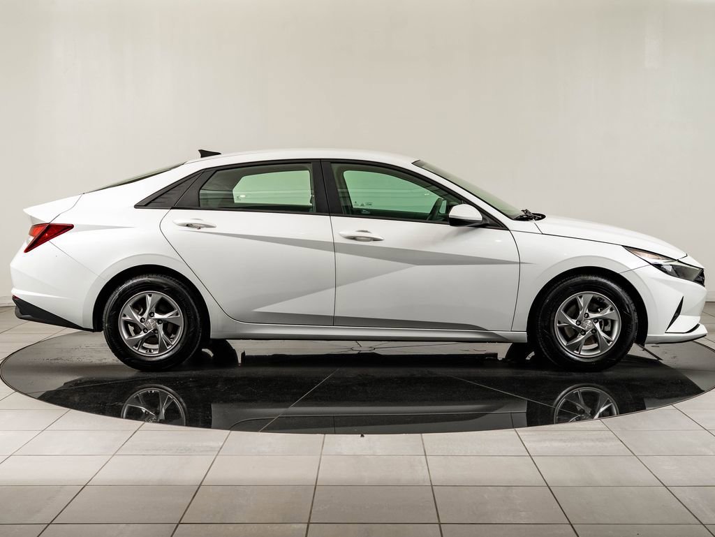 Used 2021 Quartz White Hyundai SE image 11