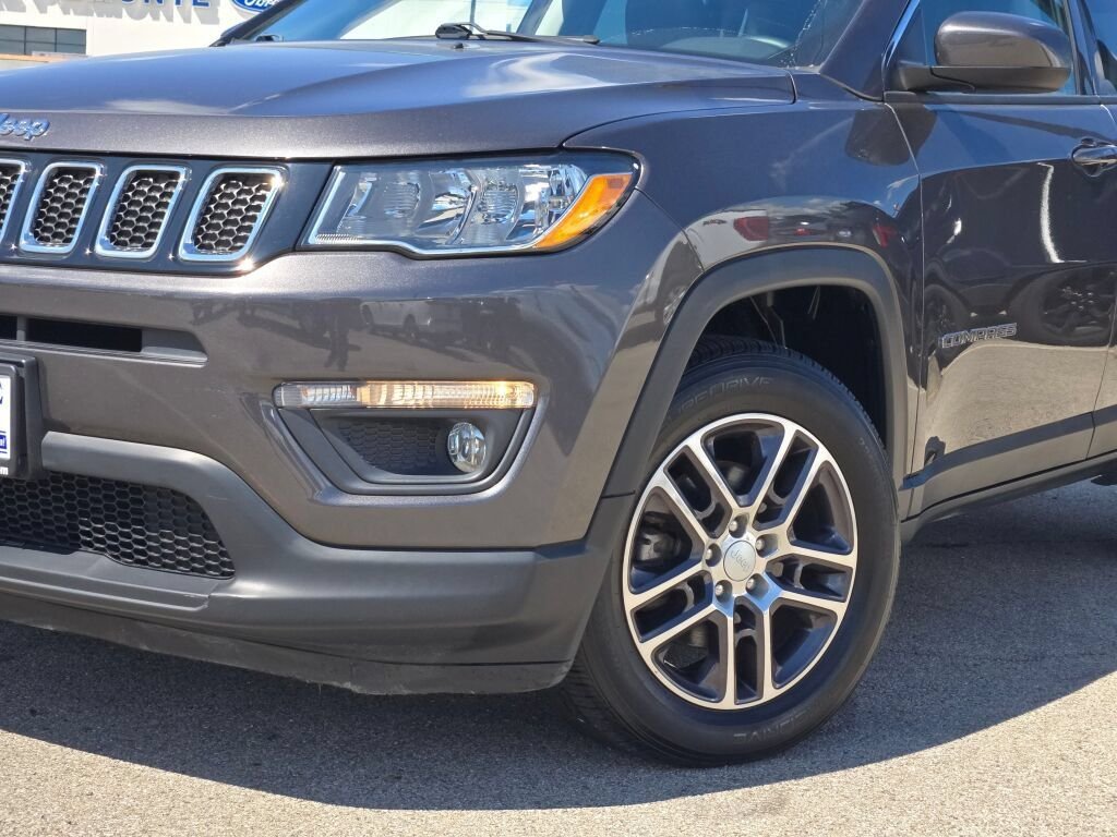 Used 2018 Gray Jeep Latitude image 3