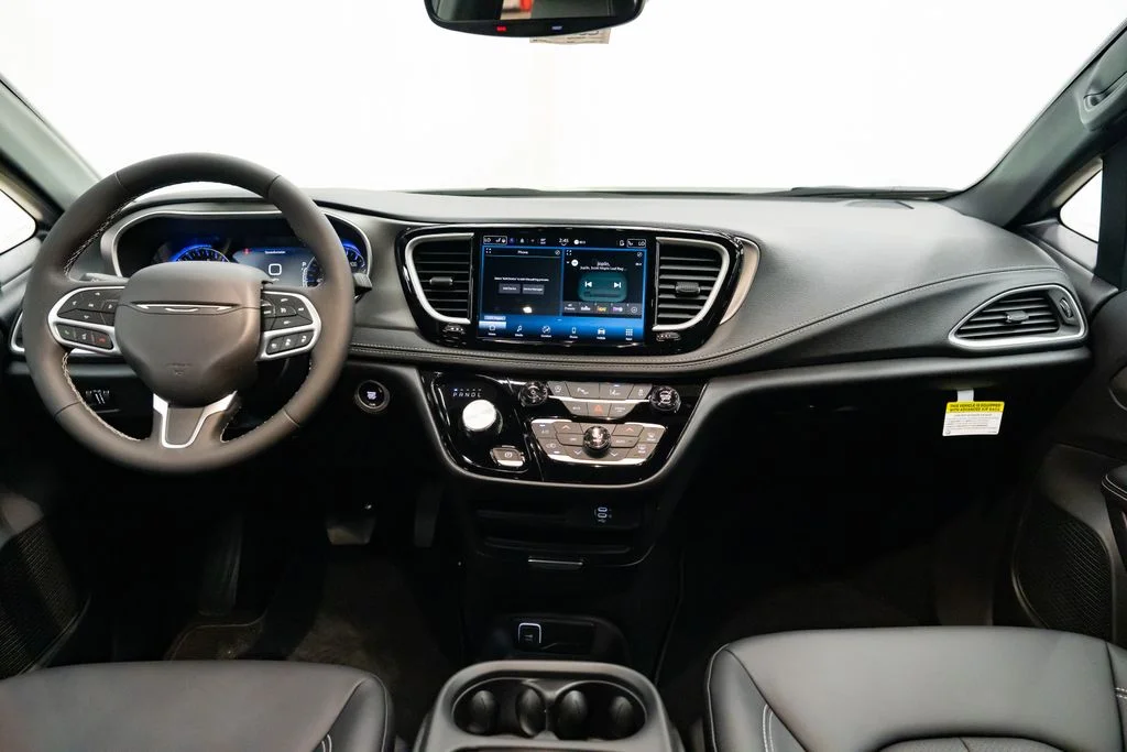 New 2027 Diamond Black Crystal Pearl-Coat Exterior Paint Chrysler Select image 9