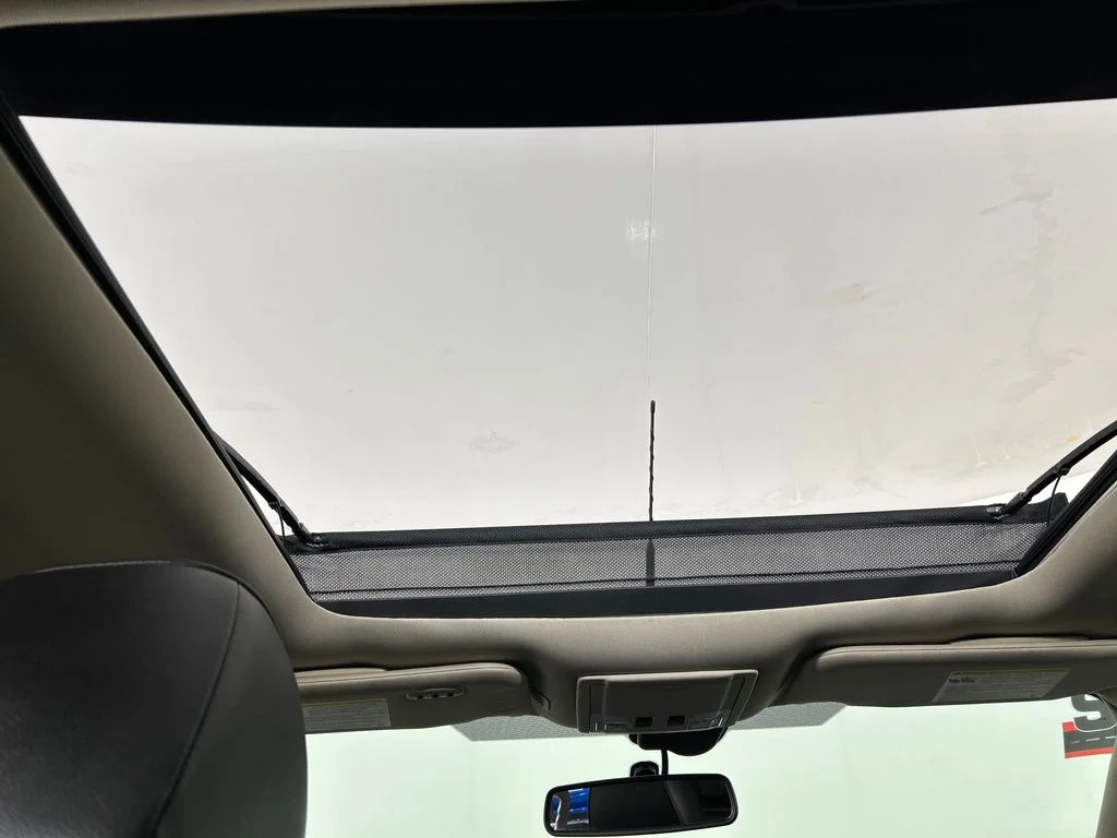 Used 2014 Silver Lincoln Base image 19