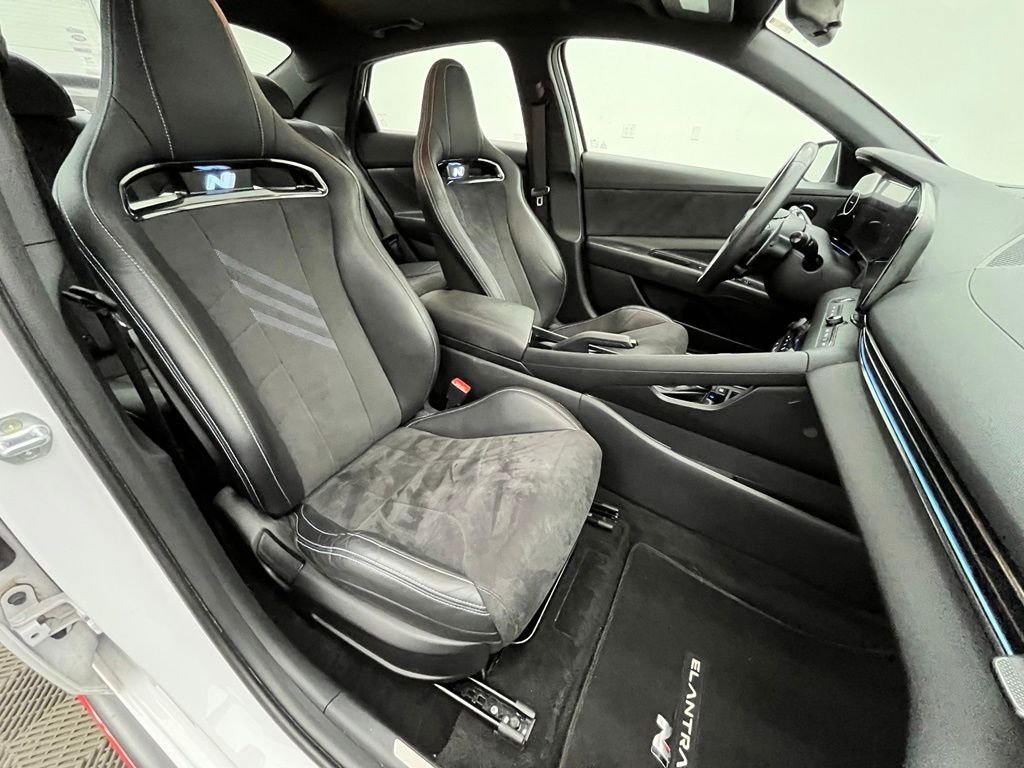 Used 2022 White Hyundai Base image 33