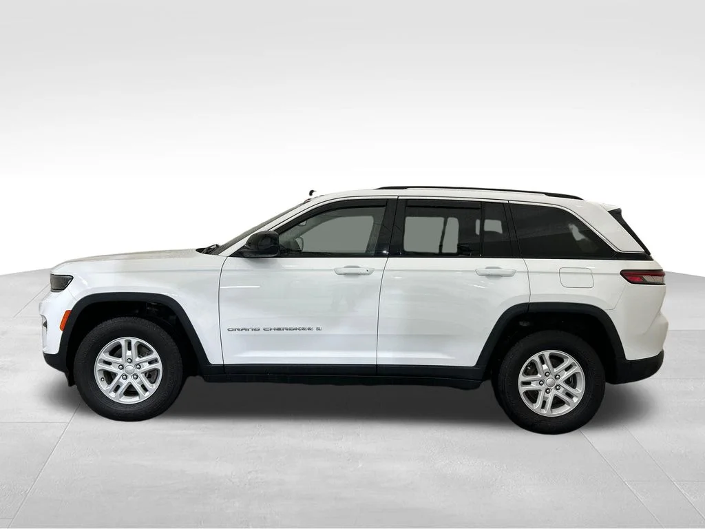 Used 2023 White Jeep Laredo image 2