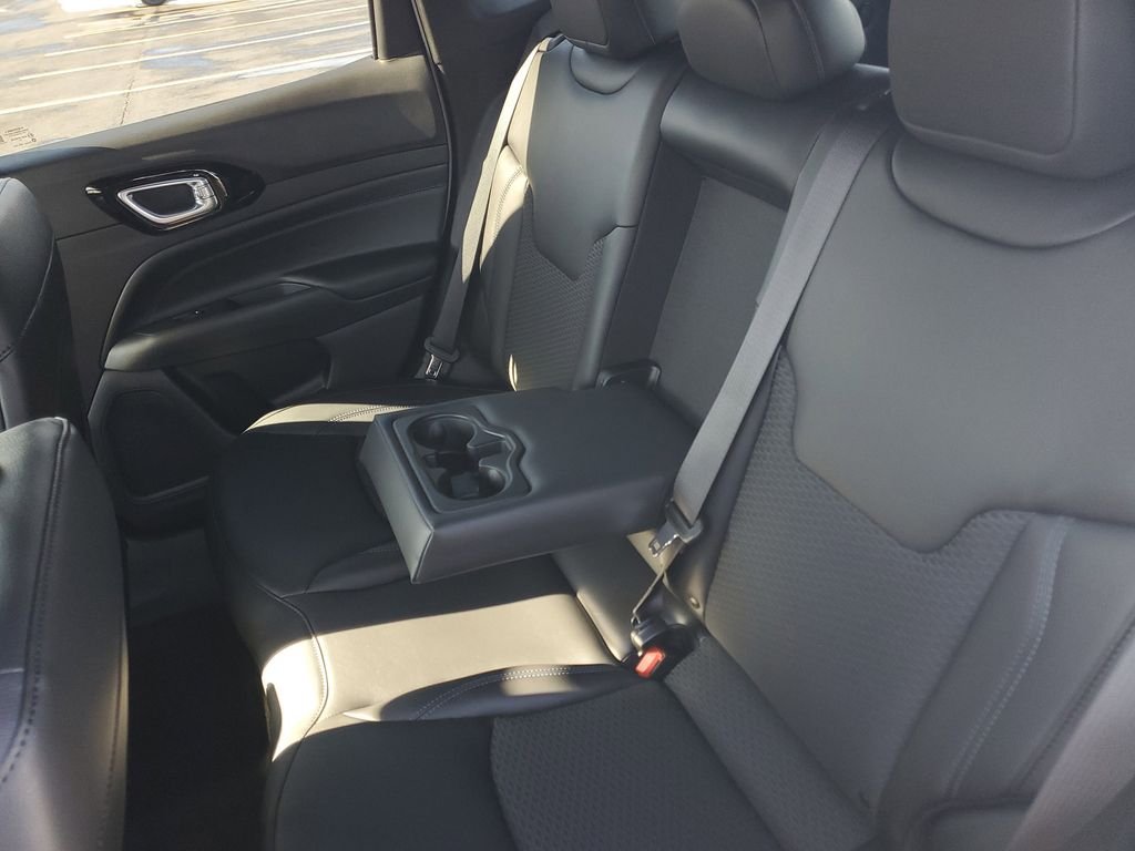 New 2026 Bright White Clearcoat Jeep Latitude image 9